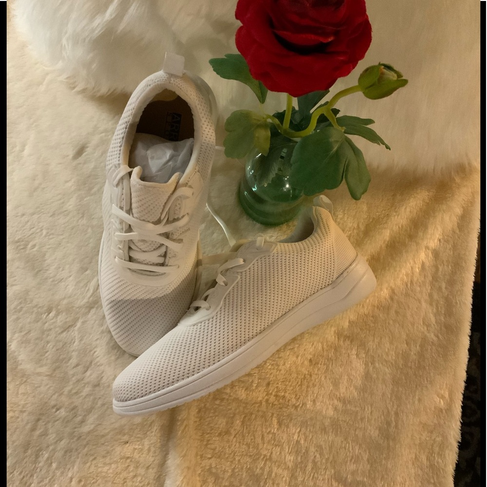 NWOT ARRAY Sport - White sneaker or walking shoe with a lace up front  Sz 8